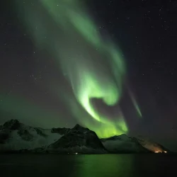 northern-lights-over-the-peaks-in-norway